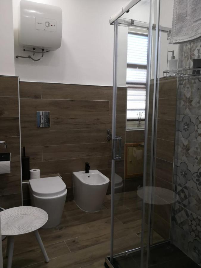 Carlino Room's *